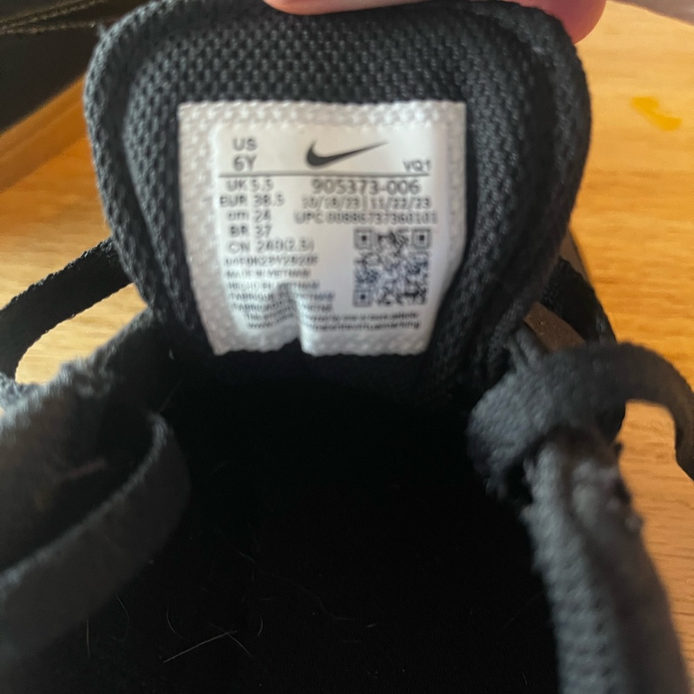 Nike SB Youth Black Sneakers - Picture 7 of 8